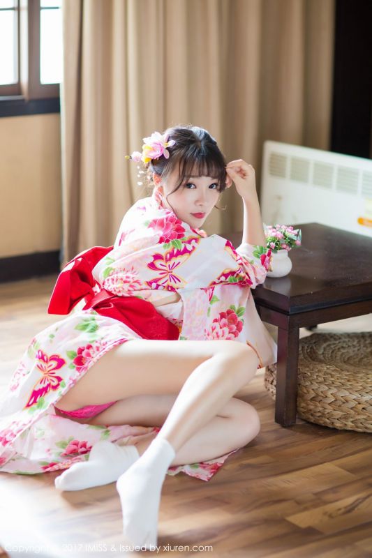 青涩美女芝芝Booty日系和服迷你比基尼
