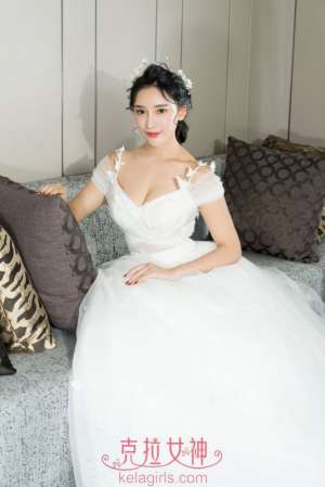 美女模特小西婚纱性感写真美乳诱人
