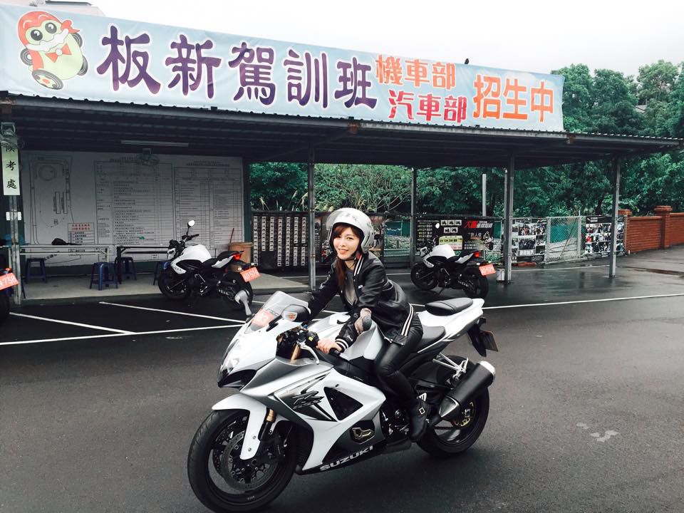 重机车美女廖坎蒂自拍写真图片
