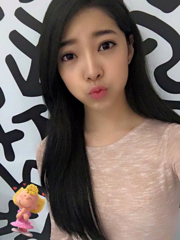 台湾美女周颖立自拍美照甜美迷人
