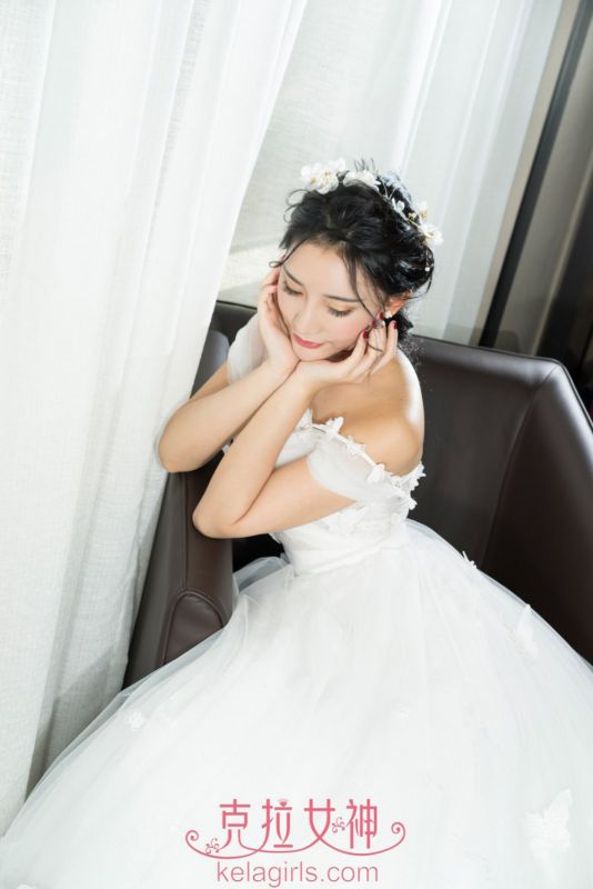 美女模特小西婚纱性感写真美乳诱人