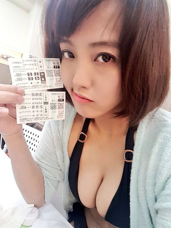 日本写真偶像日里麻美自拍图片写真