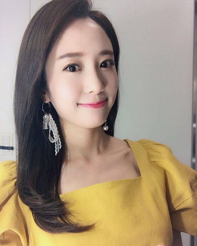美女播报员郑珠姬清纯生活照高雅迷人