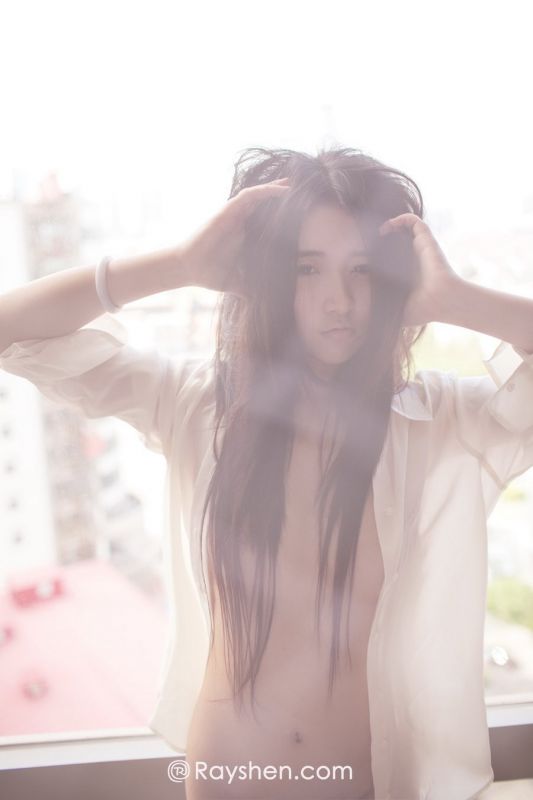 90后素颜美女嘉依MOON家居朦胧美的诱惑写真