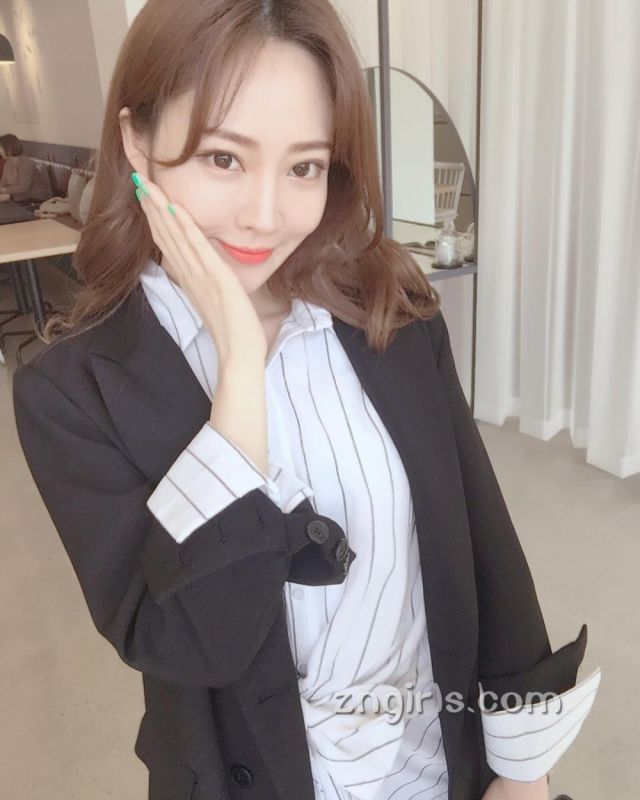 韩国美女珠妍私房美照高挑迷人