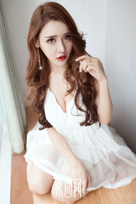 萝莉美女李娜吊带短裙写真酥胸诱人