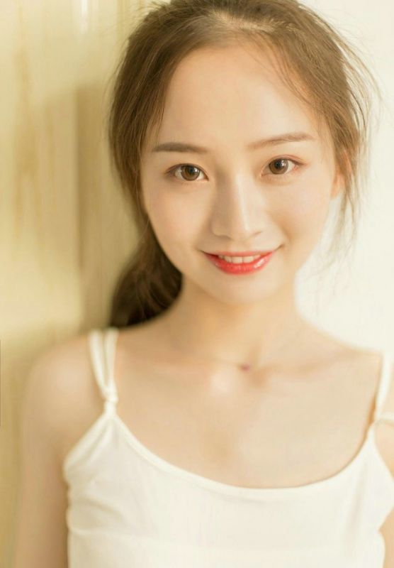 气质清新脱俗居家美女白色吊带性感小内裤私房写真