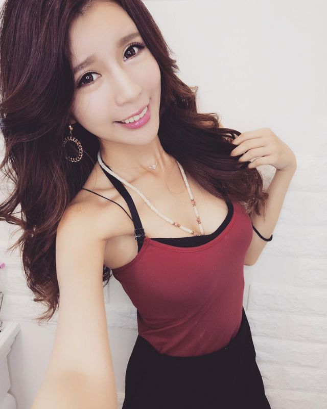 台湾美女刘子瑜材性感自拍照酥胸诱惑