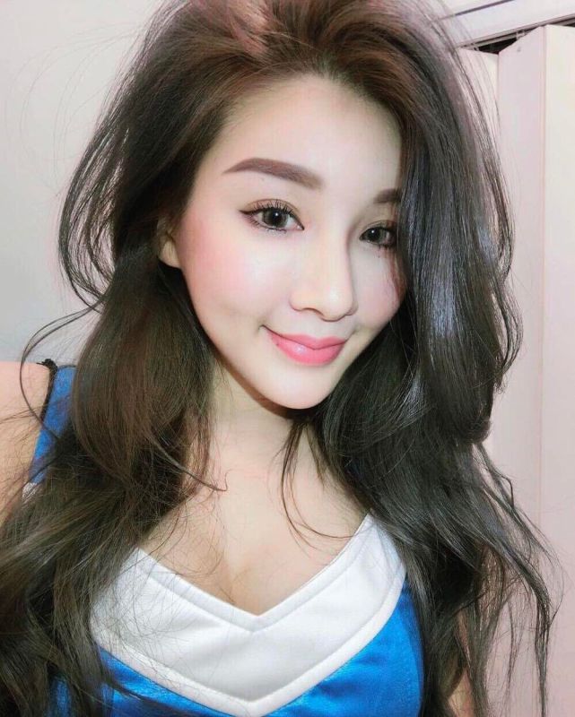 台湾美女车模爱语莎低胸诱人自拍照