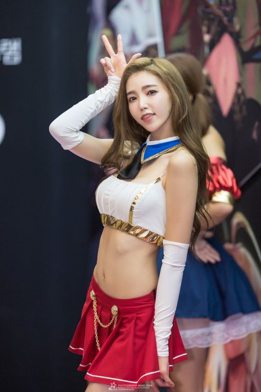 韩国美女车模金宝拉短裙写真白嫩迷人