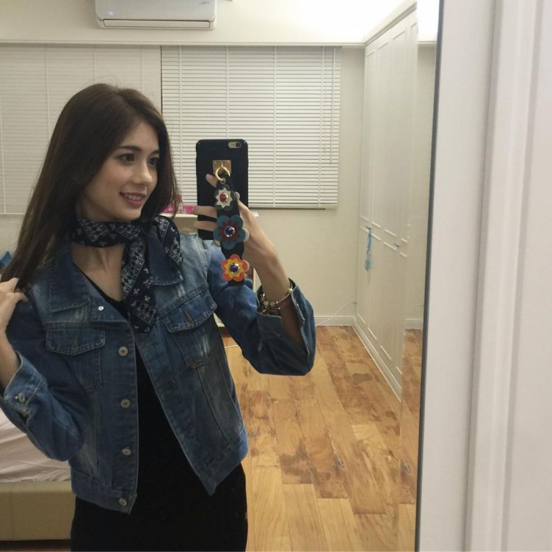 中德混血美女郑伊庭甜美生活照