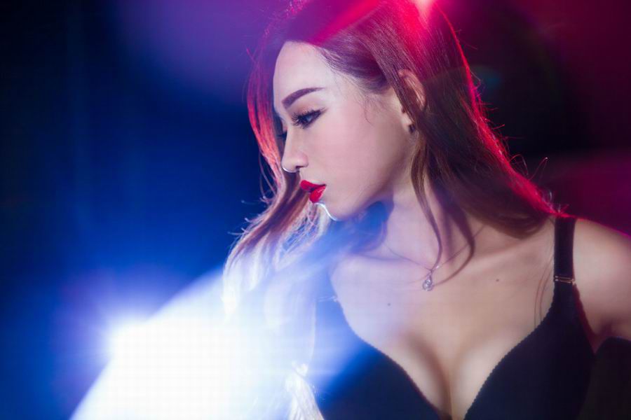 推女神90后女模特梓萱Crystal性感蕾丝诱惑写真