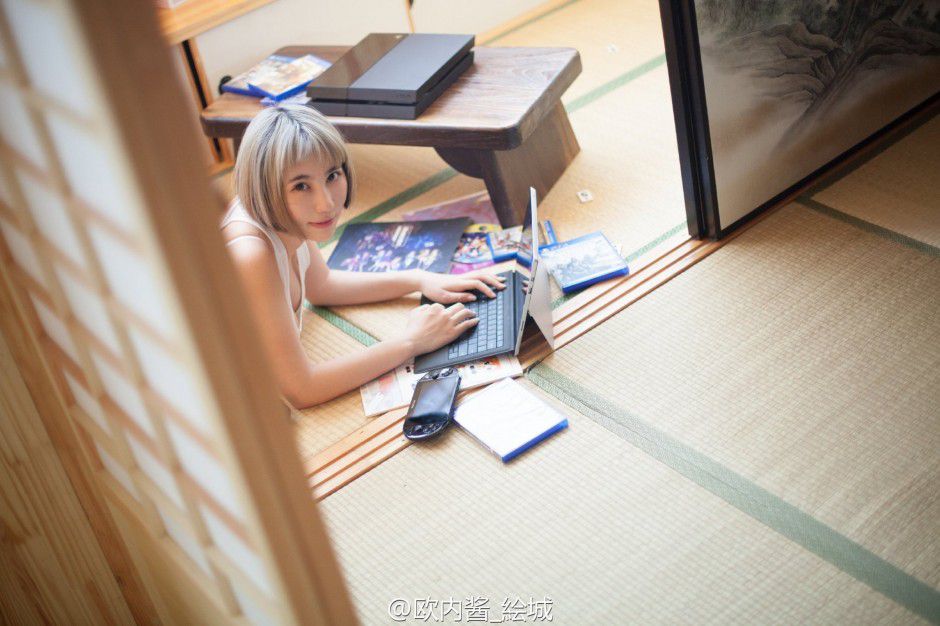 漂亮女模特x叉魅日系风格艺术写真