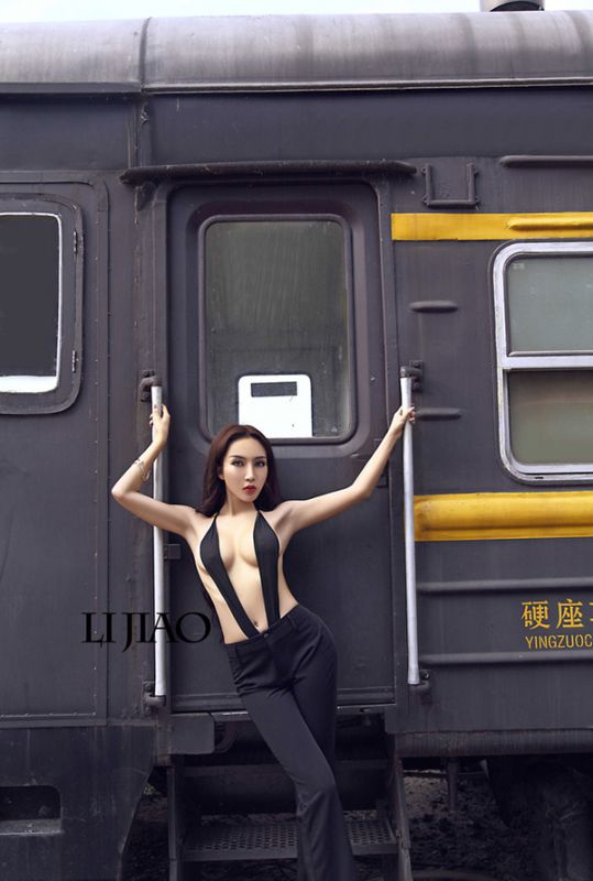 推女神乌克兰混血美女雪瑞Lisa性感内衣秀