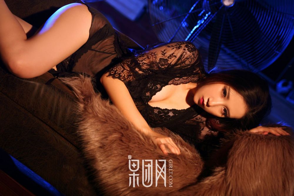 性感美女Miss琪护士服写真翘臀诱人