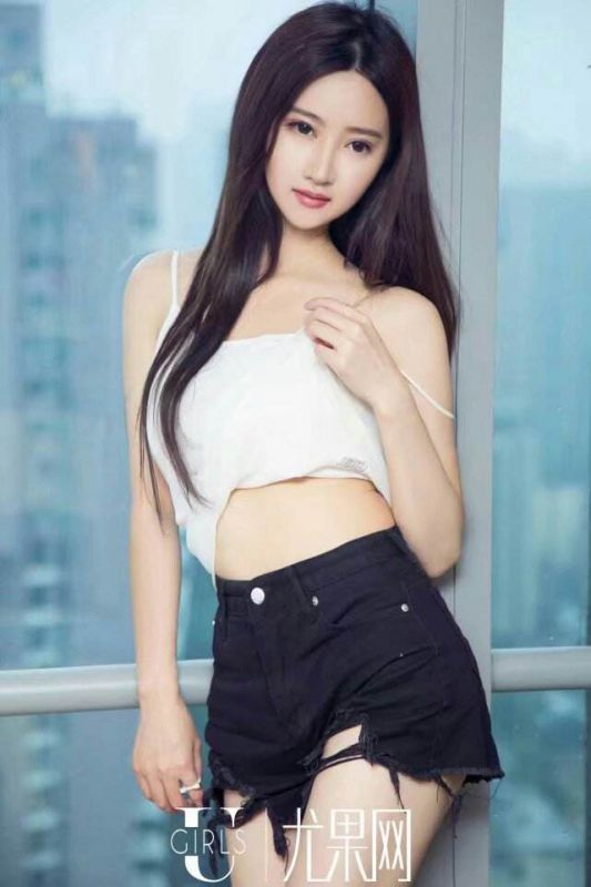 韩雨婵不负好时光 热辣短裤更清凉