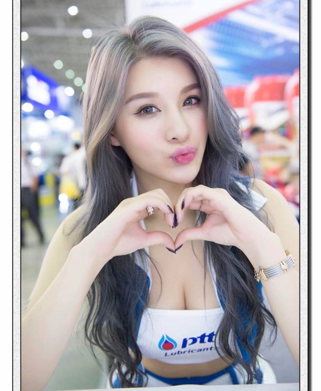 台湾美女车模爱语莎低胸诱人自拍照