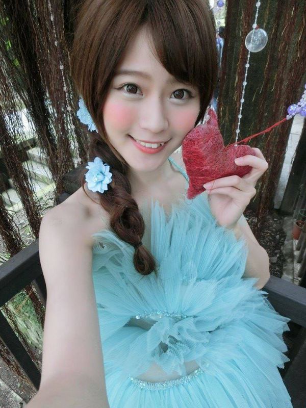 台湾清纯美女邱俞uWhite自拍写真