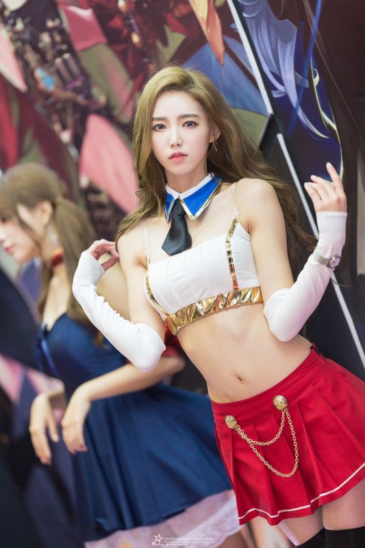 韩国美女车模金宝拉短裙写真白嫩迷人