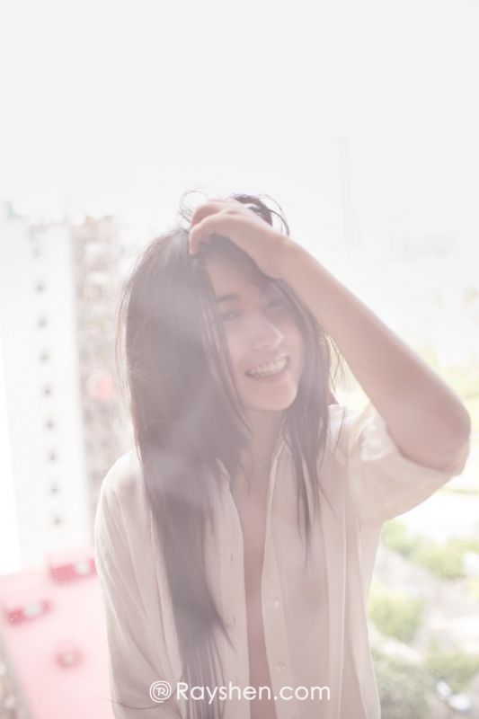 90后素颜美女嘉依MOON家居朦胧美的诱惑写真
