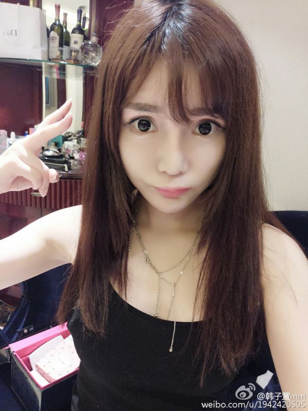 性感养眼美女韩子萱微博私拍写真