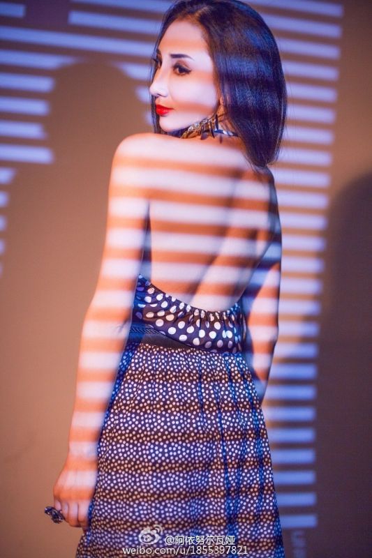 时尚美女模特阿依努尔瓦娅摄影写真图片