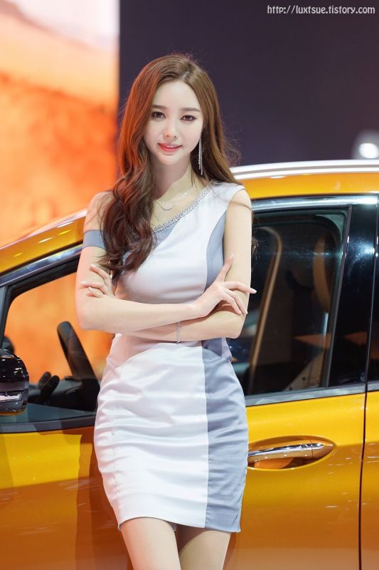 韩国美女车模郑恩惠车展写真笑容迷人