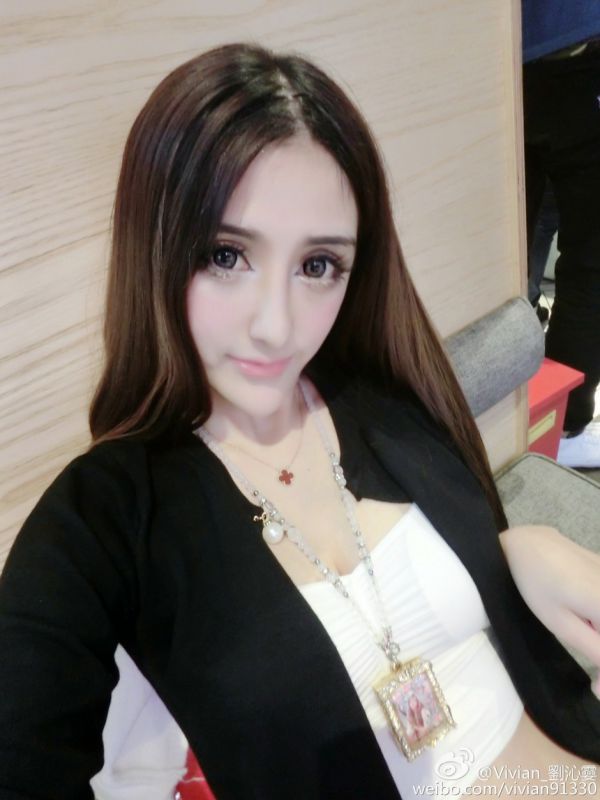 潮流大眼美女刘沁雯微博自拍图片合集