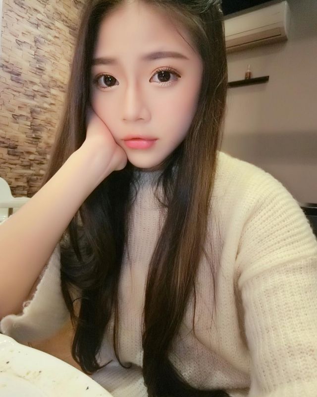 台湾美女曾纯砂自拍照酥胸诱人