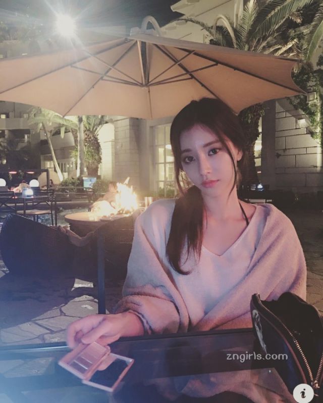 韩国美女金贞延街拍写真气质迷人
