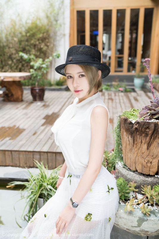 性感女神凯竹BuiBui露背毛衣写真