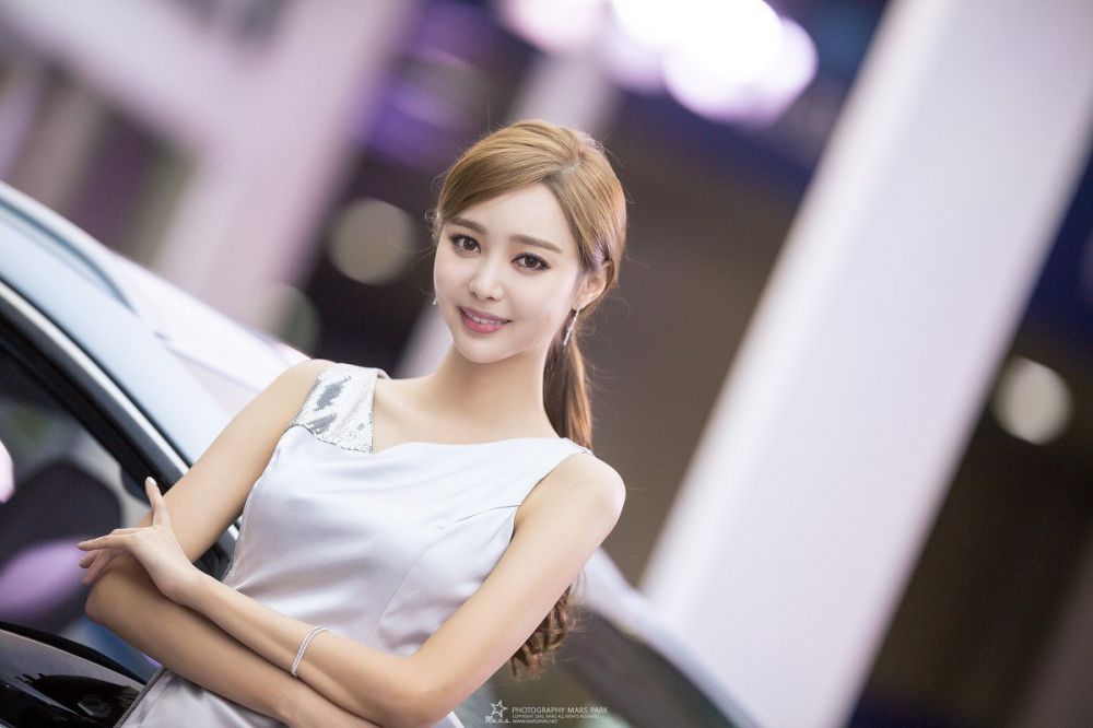 韩国美女车模郑恩惠车展写真笑容迷人