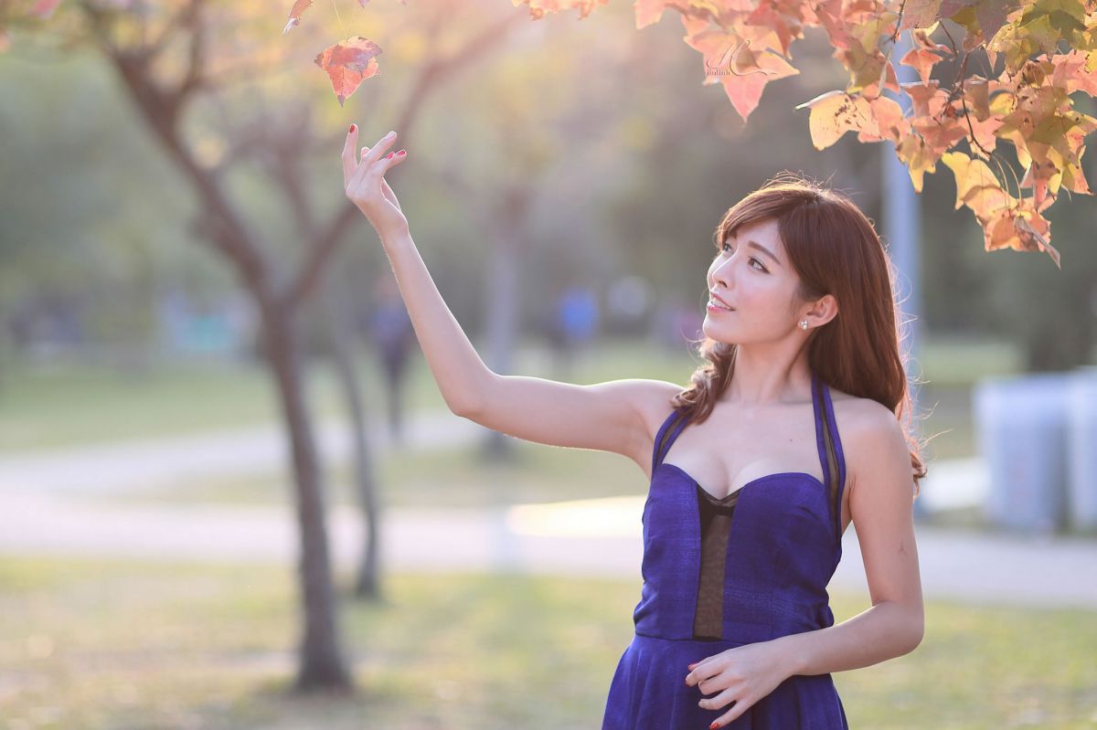 长腿美女模特廖坎蒂公园外拍写真