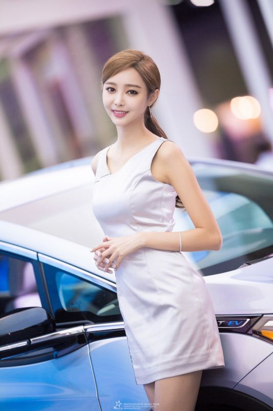 韩国美女车模郑恩惠车展写真笑容迷人