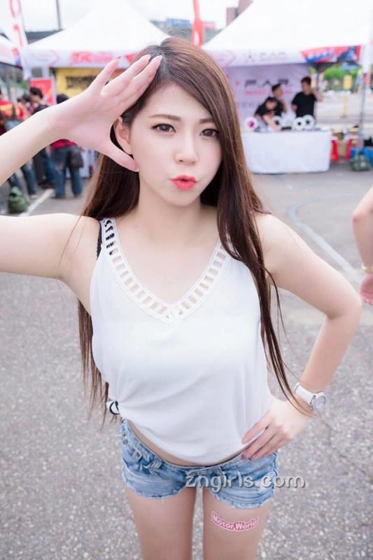 台湾美女邱冰冰生活美照白嫩迷人