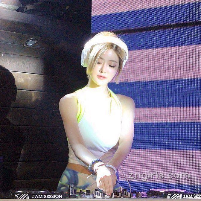 韩国人气美女DJ Soda(黄素熙)私拍写真图片