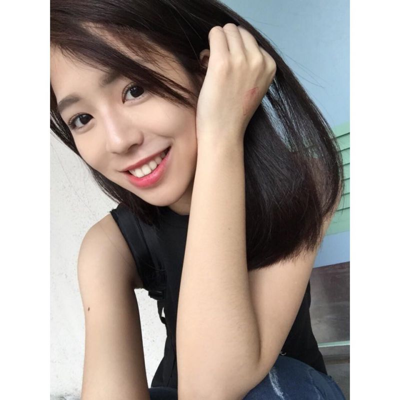 台湾女学生模特黄澈自拍写真图片
