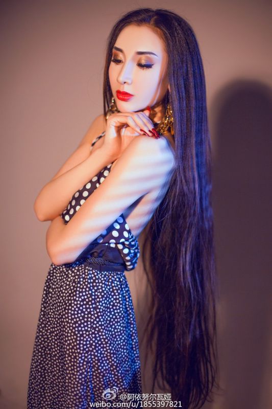 时尚美女模特阿依努尔瓦娅摄影写真图片