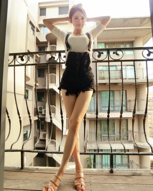 美女空姐Yu Ting Chen运动私房照白嫩迷人