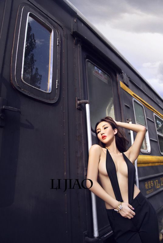 推女神乌克兰混血美女雪瑞Lisa性感内衣秀