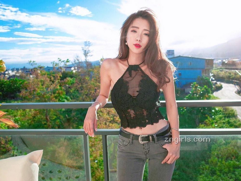 长腿正妹吕妍芯私房写真比基尼诱人