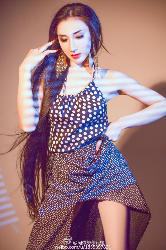 时尚美女模特阿依努尔瓦娅摄影写真图片
