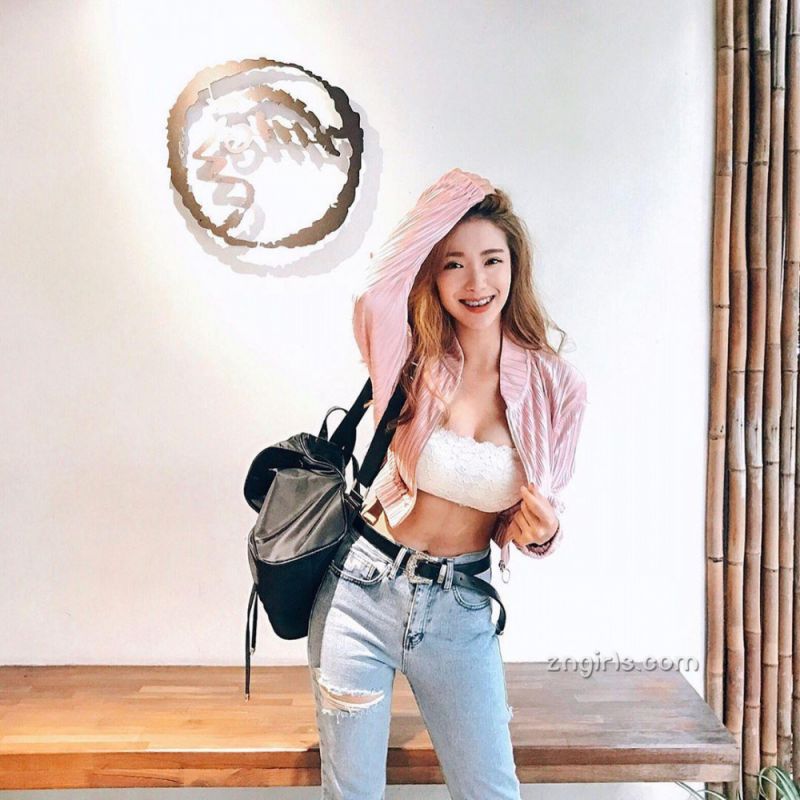长腿正妹吕妍芯私房写真比基尼诱人