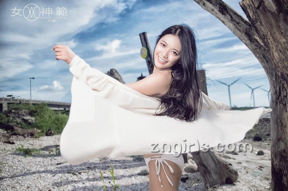 美女学生妹萱萱Iris私房自拍酥胸诱惑