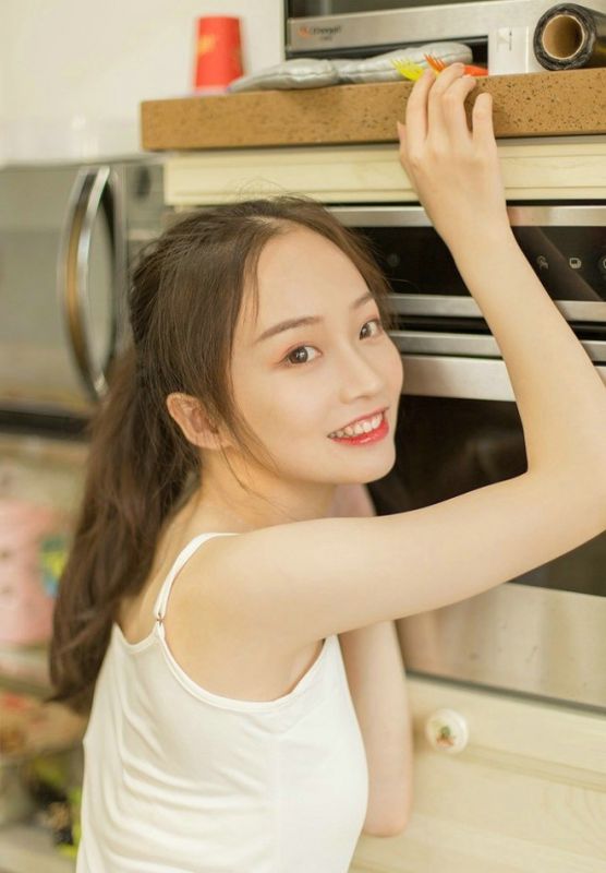 气质清新脱俗居家美女白色吊带性感小内裤私房写真