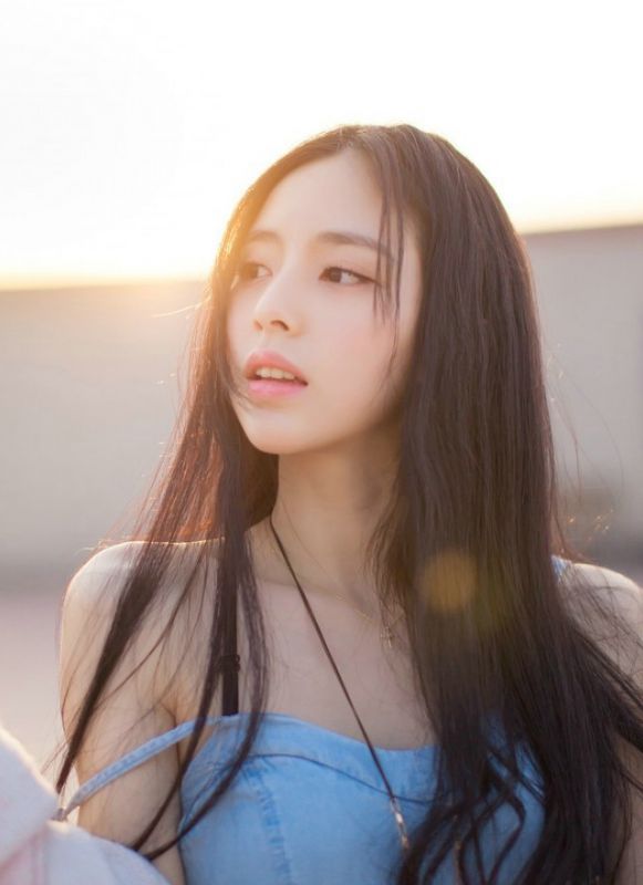 清新女孩楼顶写真长发飘飘气质怡人