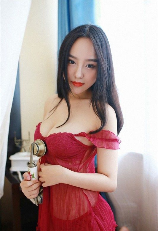 寂寞情人鱼猫盾红色睡裙美乳美腿销魂风姿性感美女图片