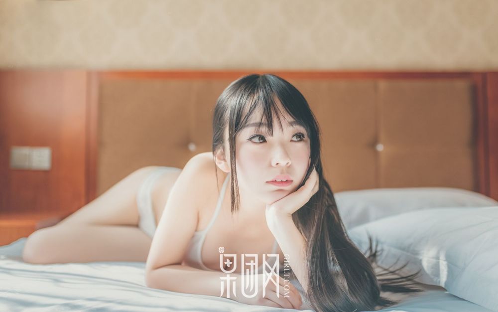 少女嫩模神似吉冈里帆 小吊带大秀酥胸美腿