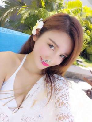 大眼的美女郏桢比基尼旅拍写真图片