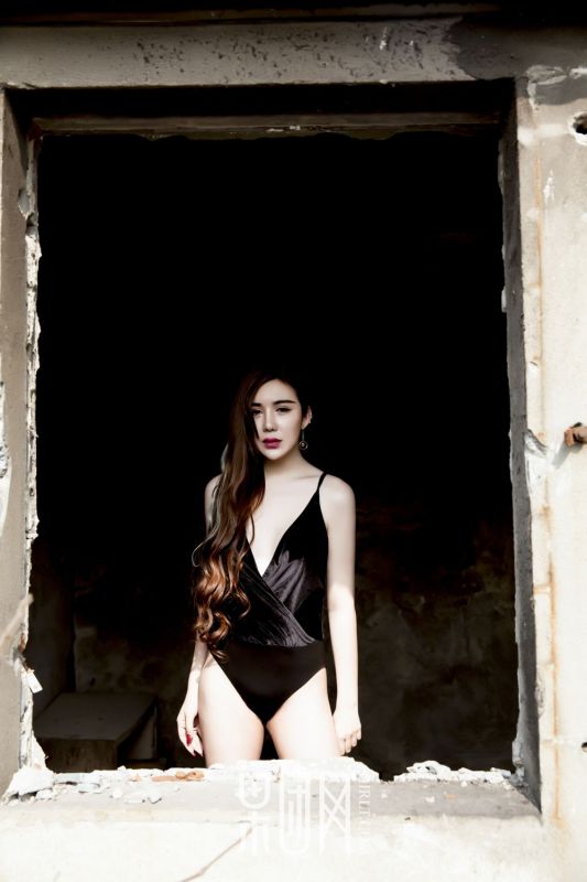 性感美女周晓唯连体装写真妩媚诱人